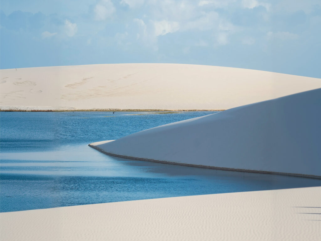 Lençóis Maranhenses: lagoa de águas azuis cercada por dunas de areia branca no Parque Nacional dos Lençóis Maranhenses, um dos destinos naturais mais impressionantes do Brasil.