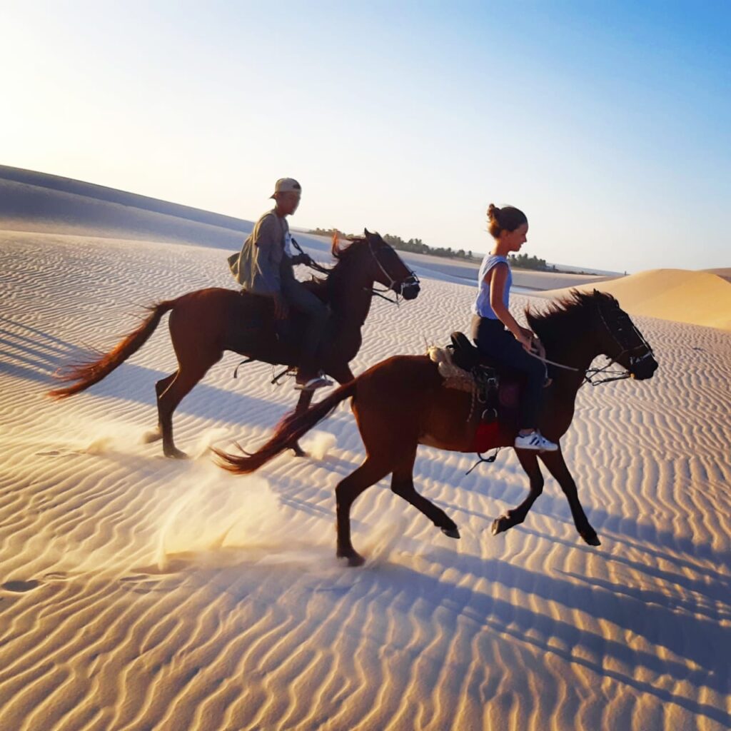 Cavalgada nas dunas dos Lençóis Maranhenses, experiência exclusiva da Charme Atins
