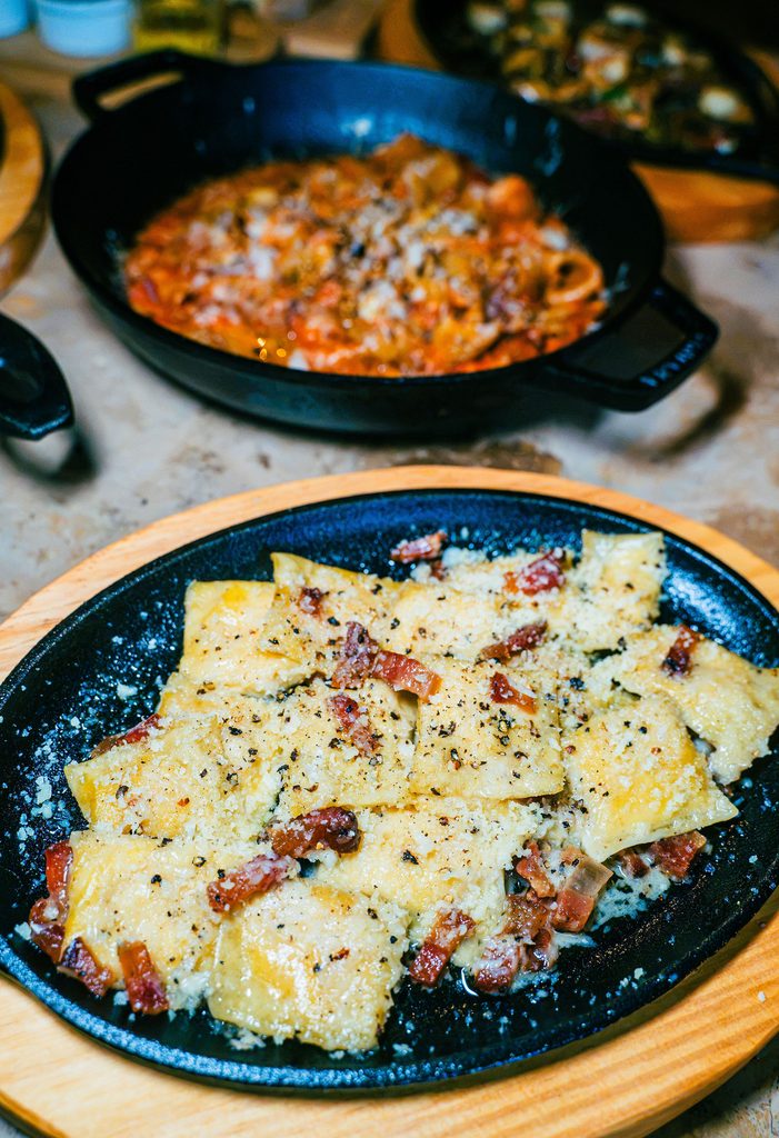 Massa recheada artesanal servida em frigideira no Restaurante Nonna Marta em Atins.
