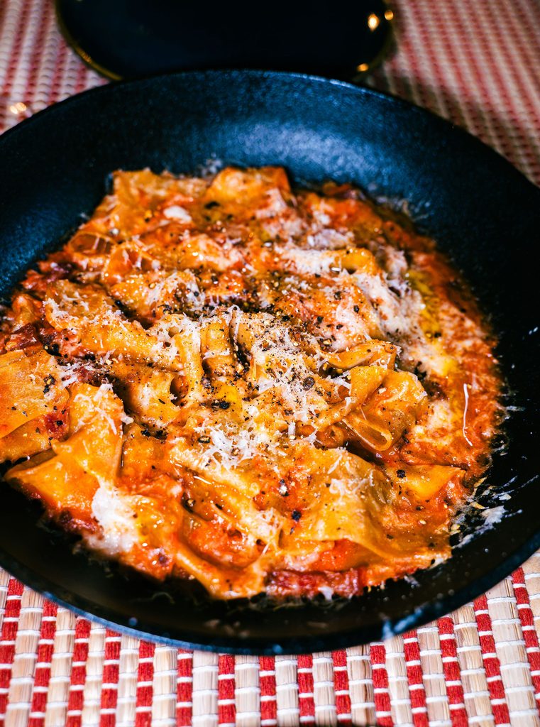 Lasanha italiana ao molho de tomate gratinada no Restaurante Nonna Marta em Atins.