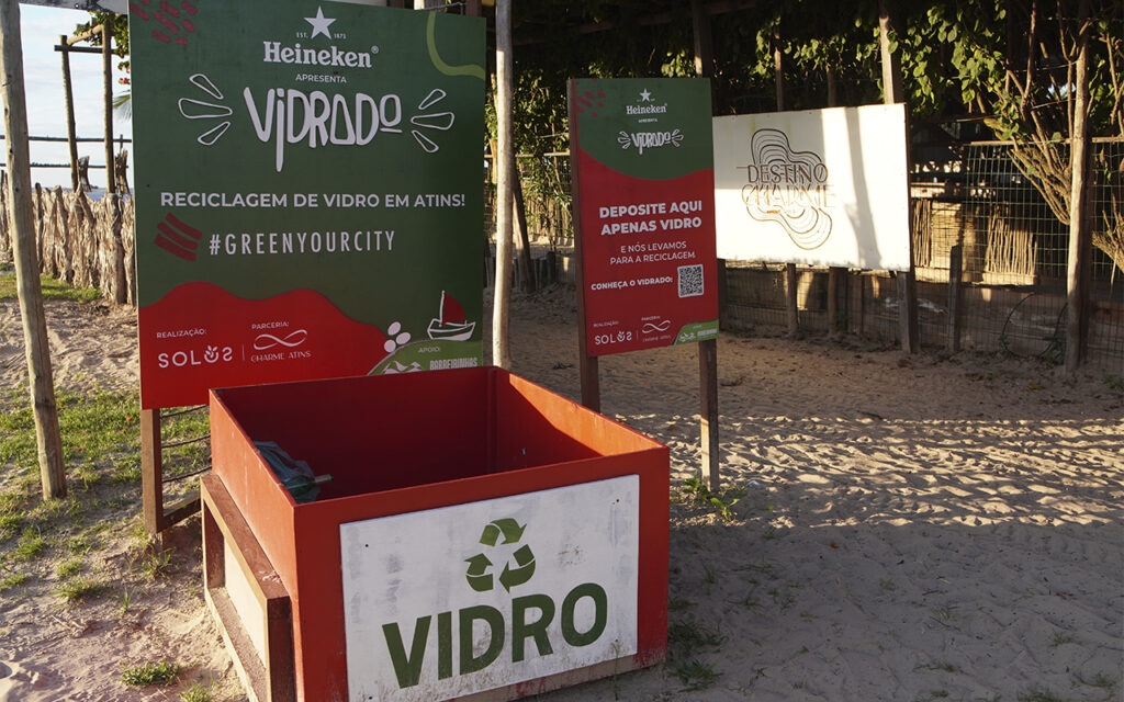 Ponto de coleta e reciclagem de vidro com placas do projeto sustentável em Atins.