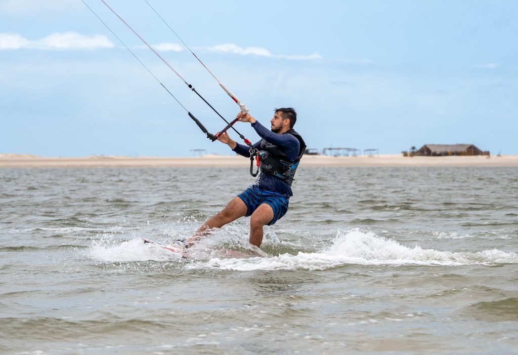 Kitesurfista praticando na lagoa de Atins, Lençóis Maranhenses.