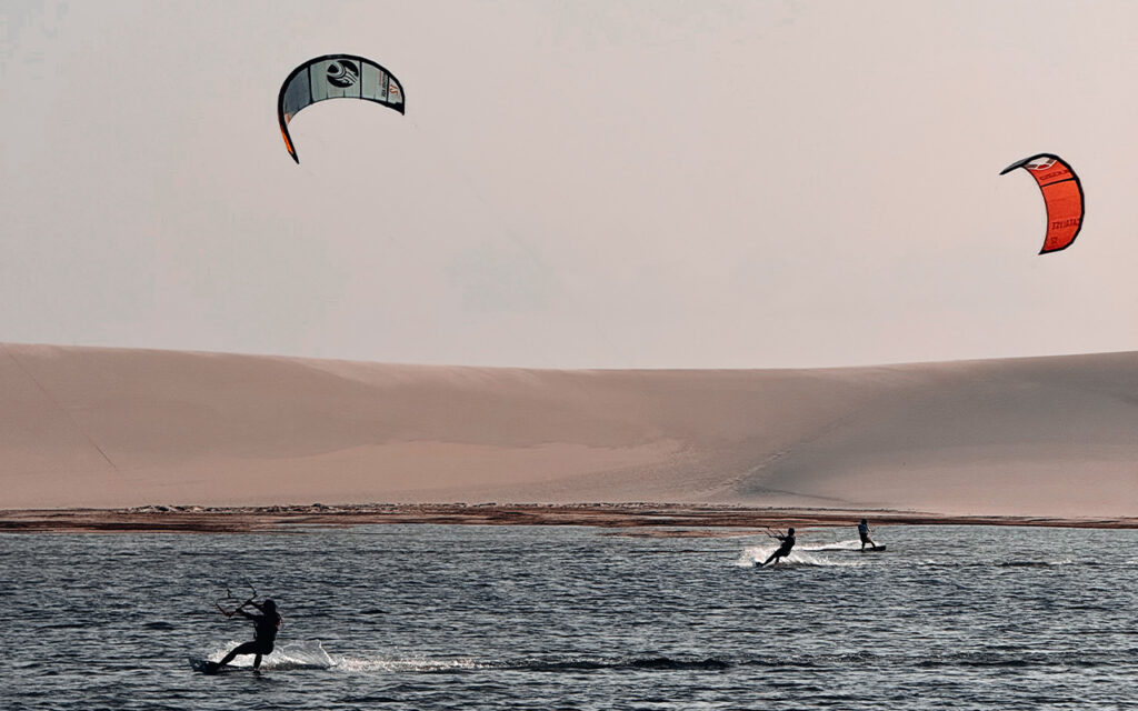 Kitesurf en una laguna de dunas en Atins, Lençóis Maranhenses, Brasil.