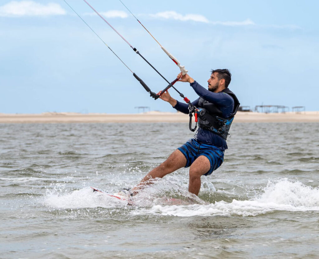 Prática de kitesurf nas lagoas dos Lençóis Maranhenses, Brasil, em outubro.