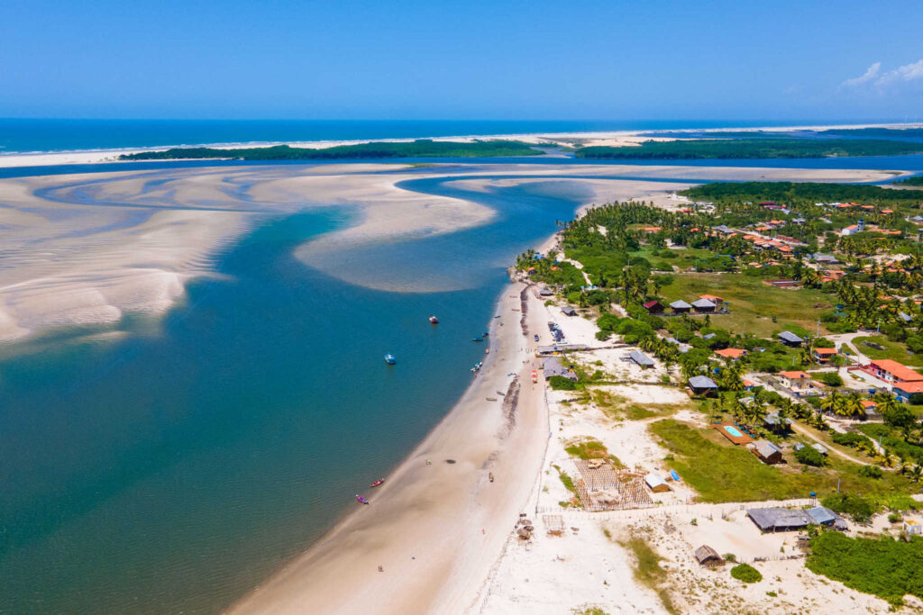 Vista aérea da vila e da praia de Atins com o encontro do rio e o mar.