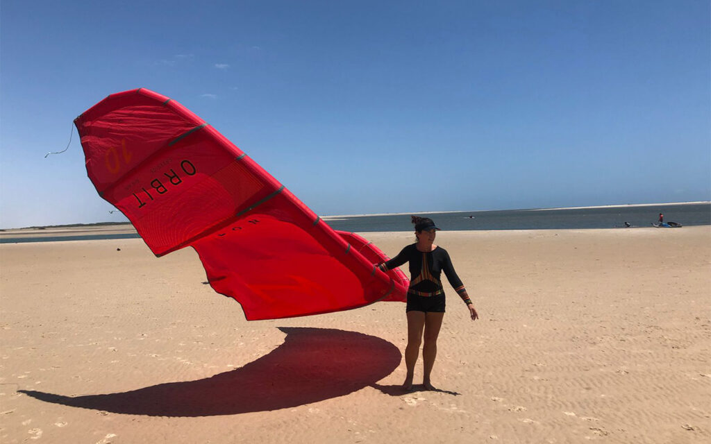 Mulher preparando pipa de kitesurf na praia de Atins.
