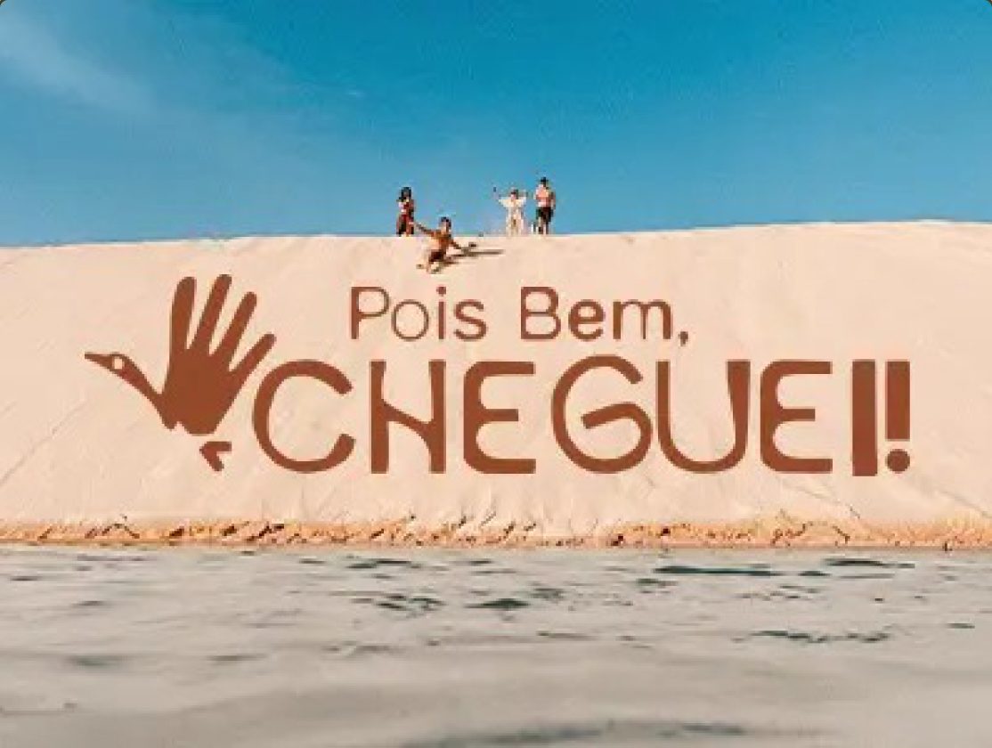 Arte do Passaporte Pois Bem, Cheguei. Réveillon Charme Atins 2027, com o logo pintado na duna de Atins