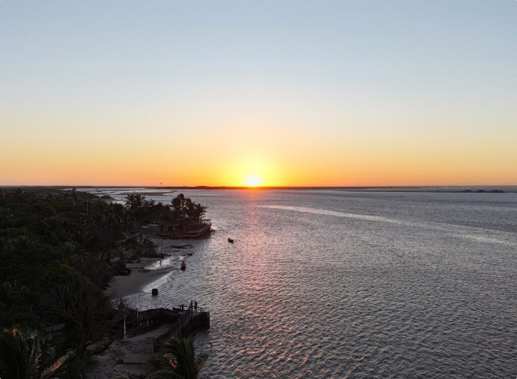 Pôr do sol sobre o Rio Preguiças visto do Rancharia Charme Beach, em Atins, nos Lençóis Maranhenses.