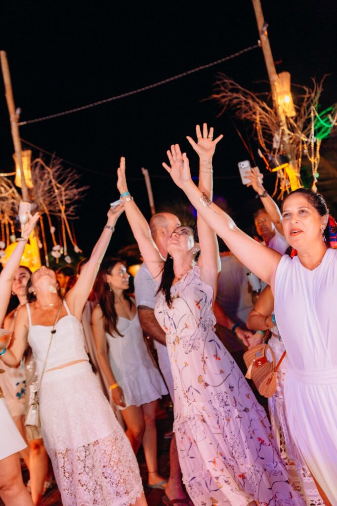 Amigas de branco celebrando a chegada do ano novo no Réveillon em Atins.