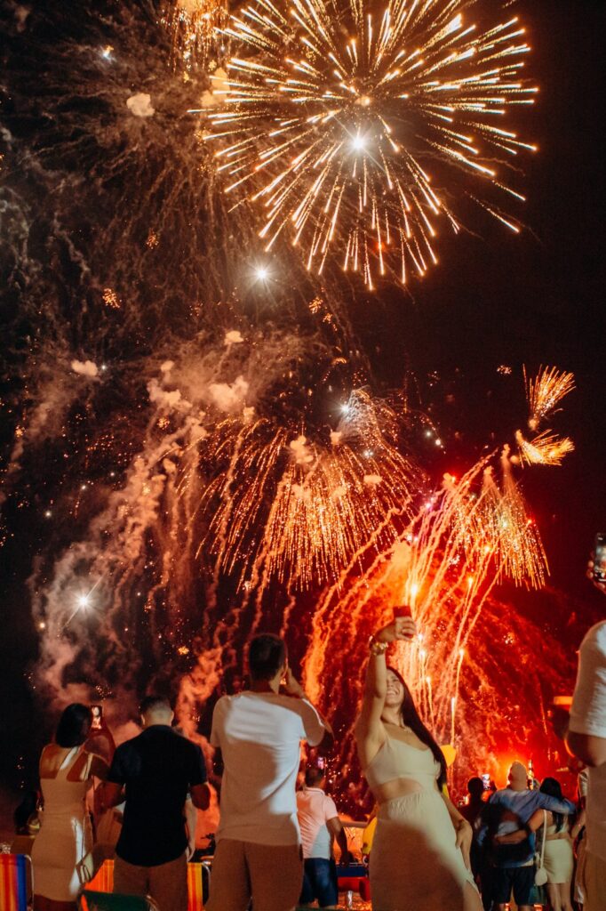 Queima de fogos à meia-noite no Réveillon Charme Atins, em Atins.
