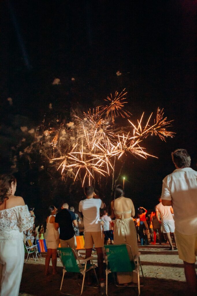 Fogos dourados no céu de Atins e convidados com os pés na areia na virada do ano.