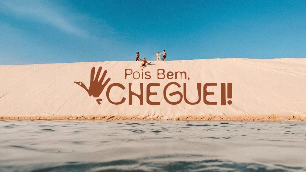 Réveillon 2027 nos Lençóis Maranhenses: arte Pois Bem, Cheguei! sobre as dunas de Atins, com lagoa em primeiro plano.