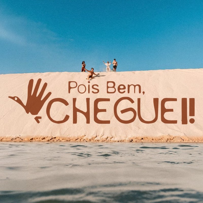 Réveillon 2027 nos Lençóis Maranhenses: arte Pois Bem, Cheguei! sobre as dunas de Atins, com lagoa em primeiro plano.