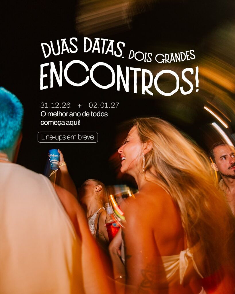 Convidados celebrando na festa de Réveillon do Charme Atins em Atins, Lençóis Maranhenses.
