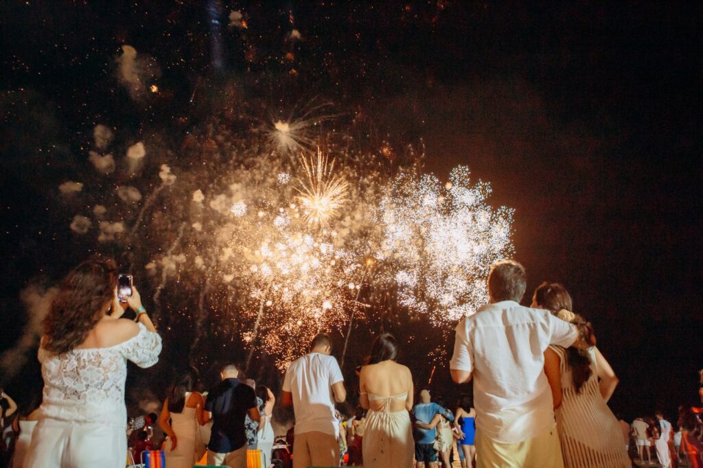 Convidados de branco assistem aos fogos da virada no Réveillon Charme Atins, nos Lençóis Maranhenses.